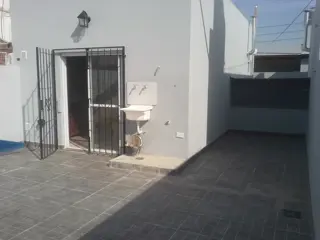 ALQUILER - RAMOS MEJIA - 1 AMBIENTE AMPLIO DIVISIBLE CON PATIO - NO PAGA EXPENSAS - 1° PISO POR ESCALERA - NO SE ACEPTAN MASCOTAS foto 2