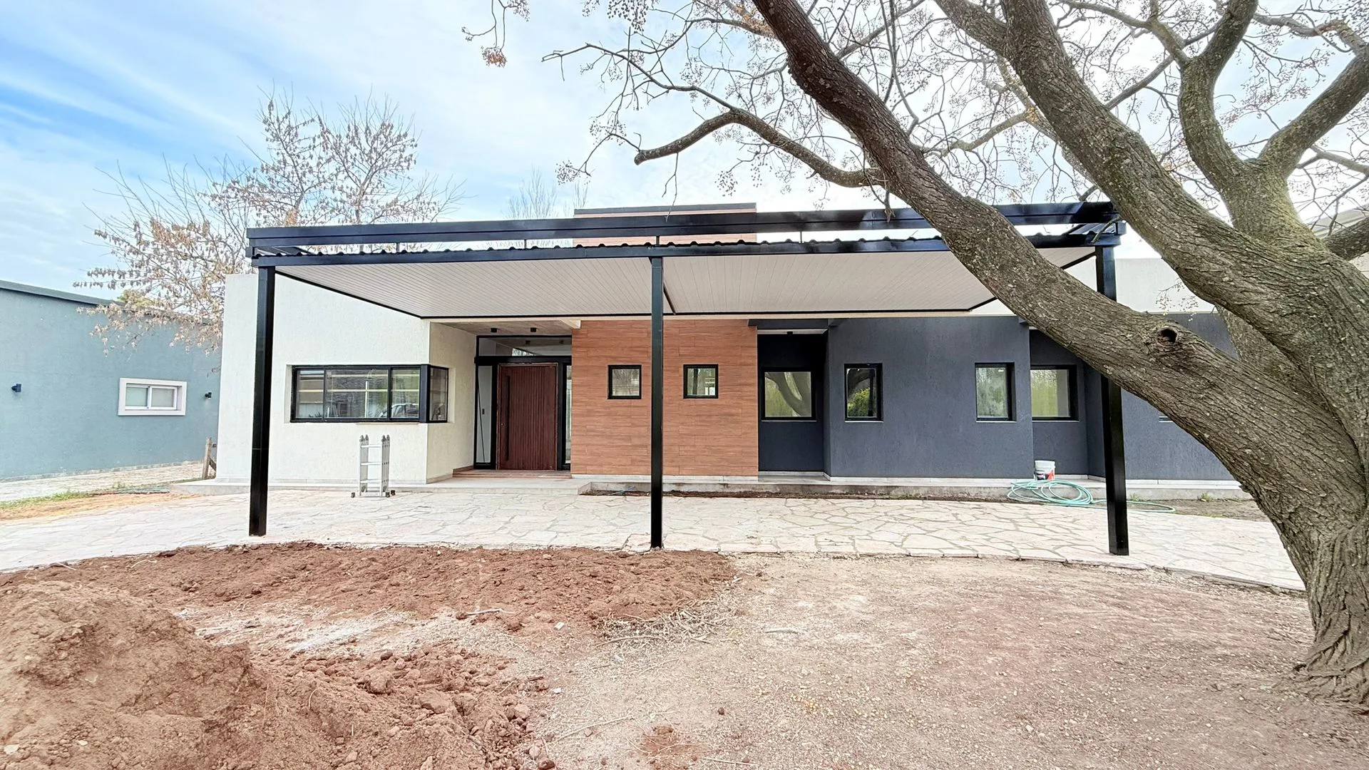 VENDE IMPONENTE CASA HARAS DEL SOL 241m2 cub foto 2