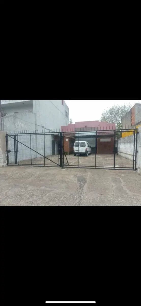 Galpon a una cuadra de Av. Sarratea.