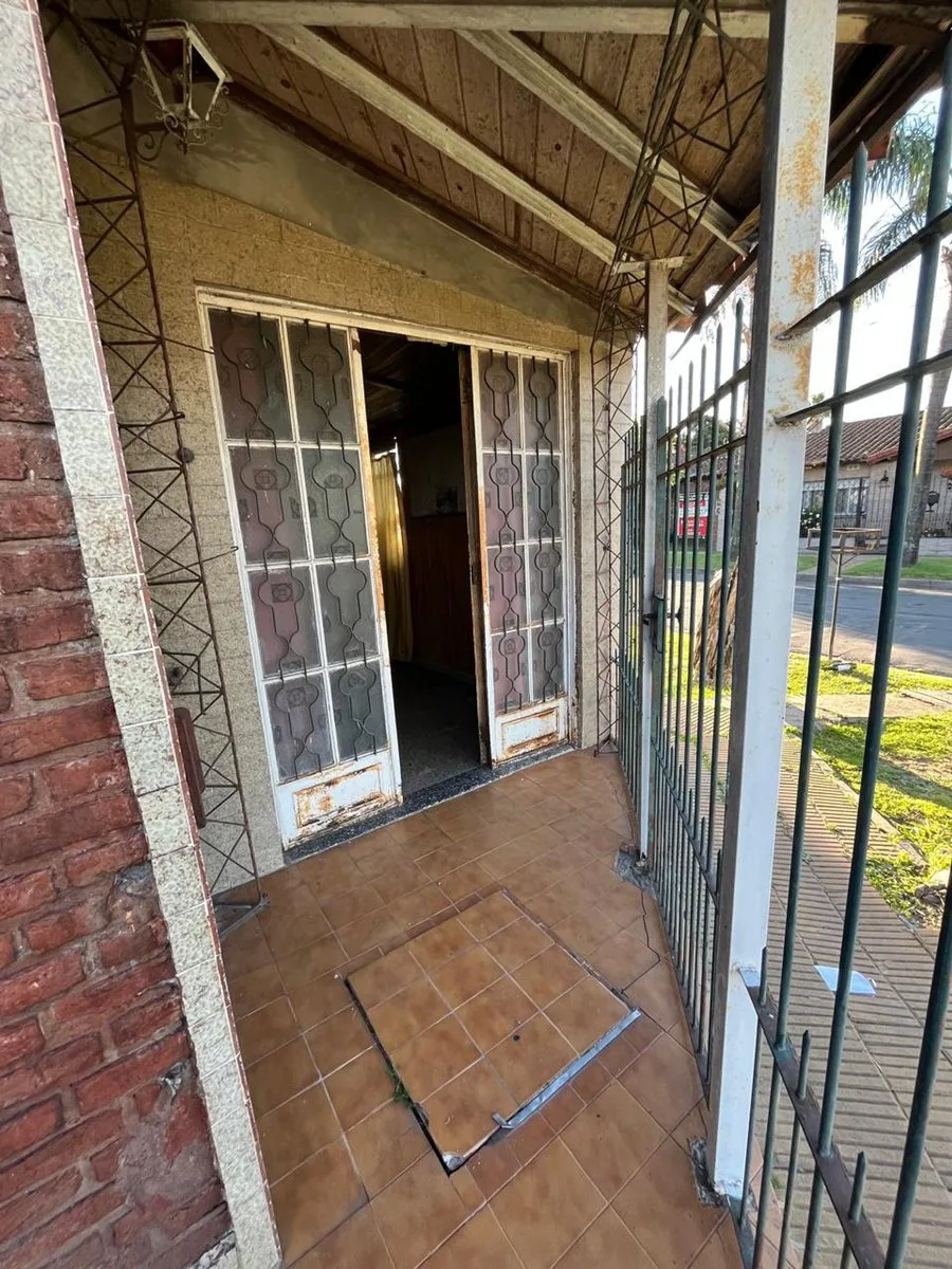 VENTA CASA 5 AMBIENTES A REFACCIONAR MORON foto 2