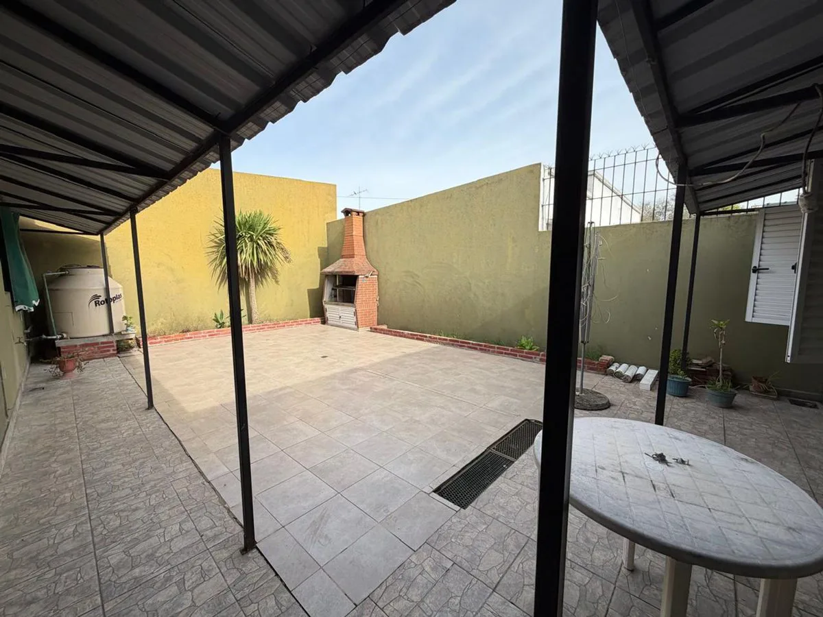 Casa 2 dormitorios en venta en La Plata con patio foto 2