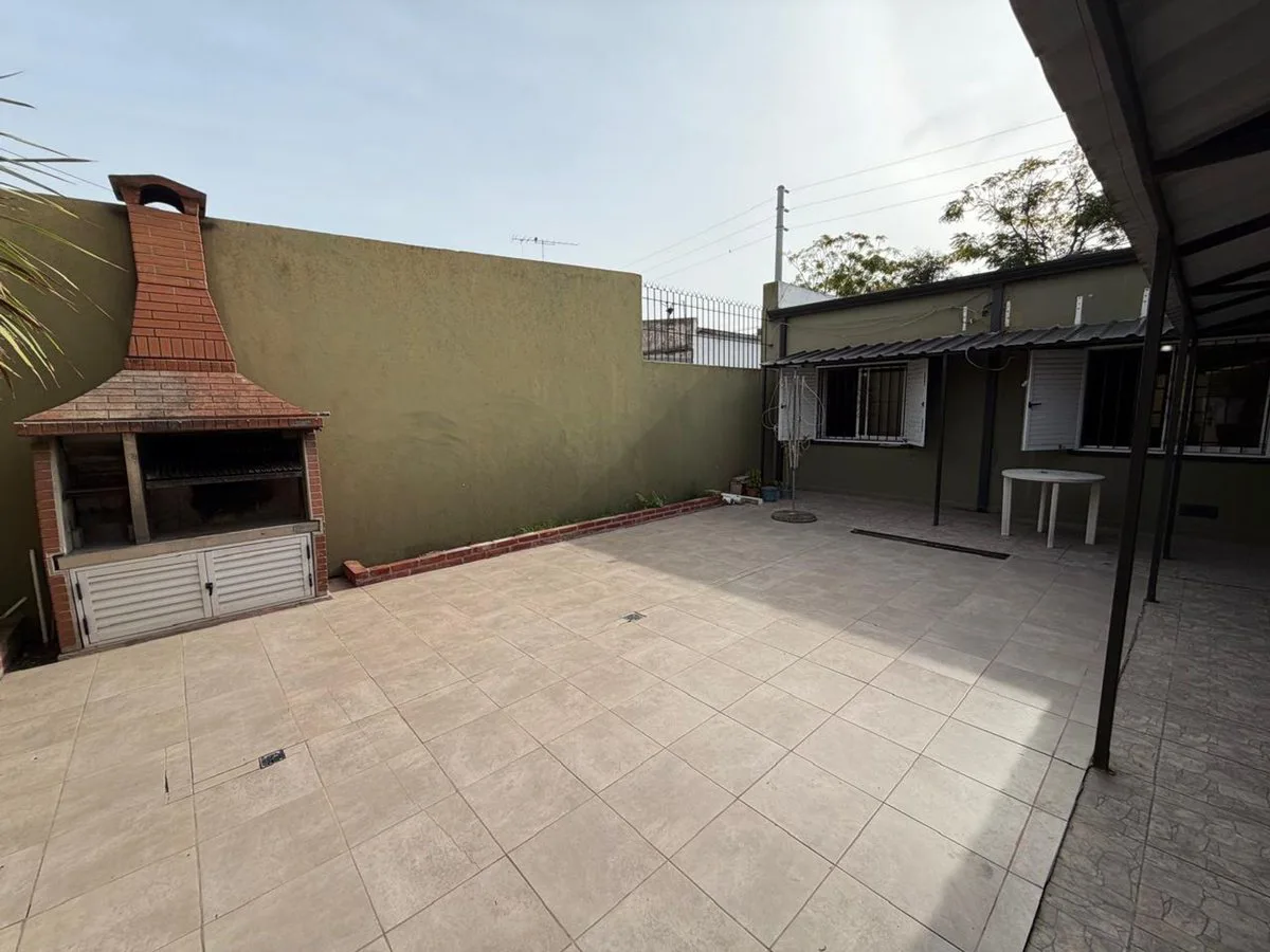 Casa 2 dormitorios en venta en La Plata con patio foto 3