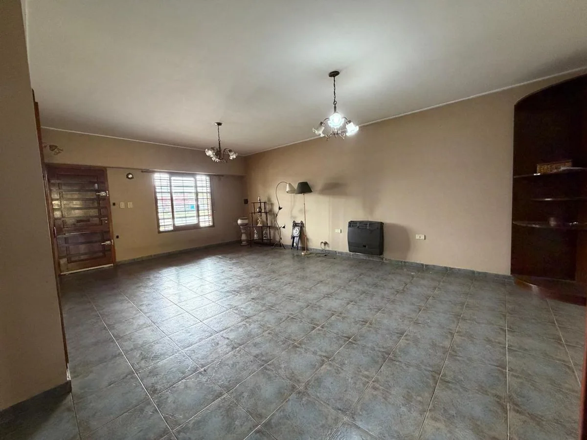Casa 2 dormitorios en venta en La Plata con patio foto 4