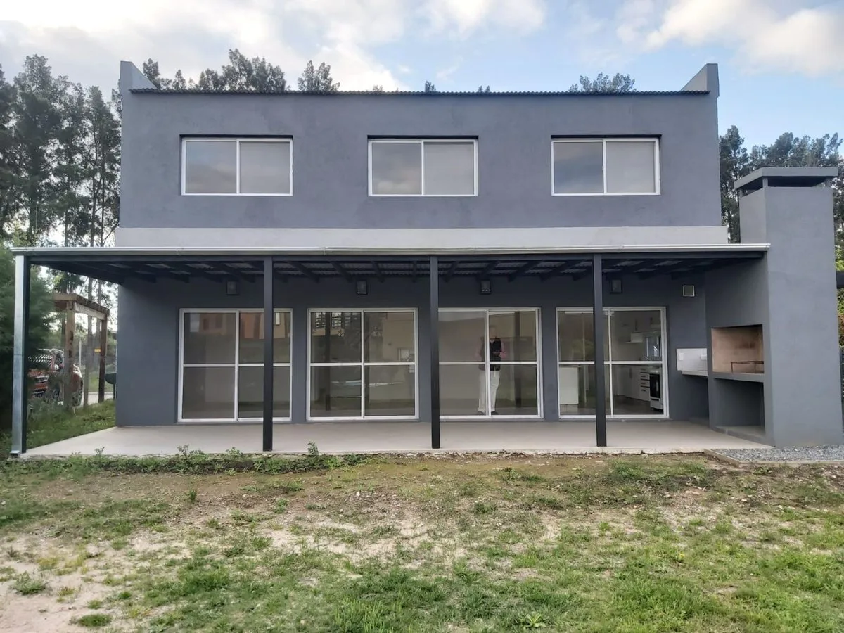 VENTA CASA 5 AMB DOBLE COCHERA PILAR DEL ESTE foto 3