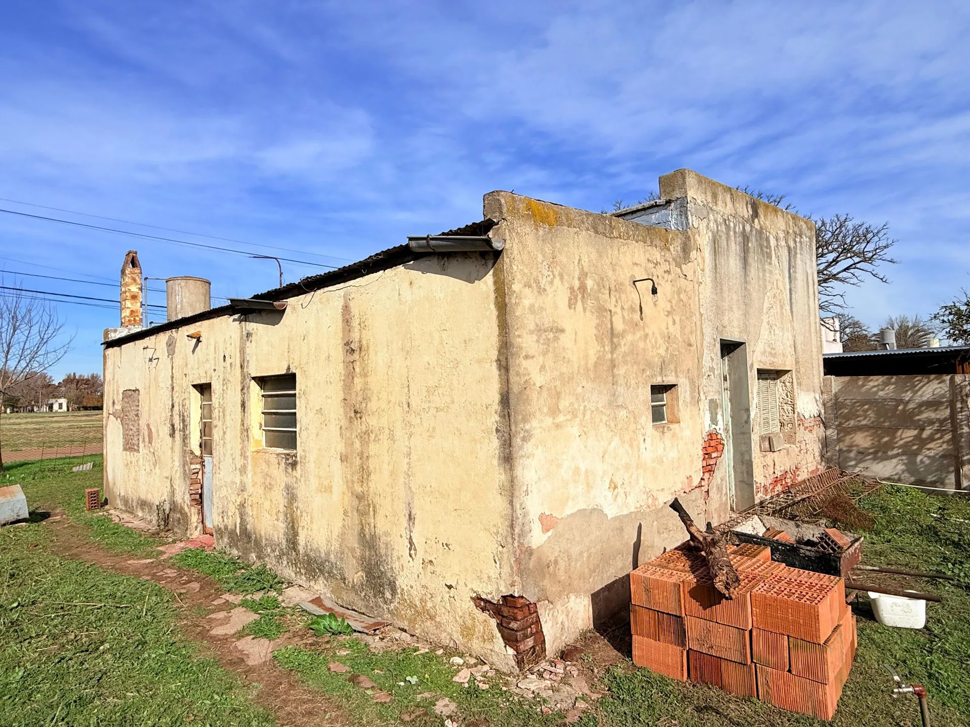 se vende casa a reciclar en San Eduardo foto 4
