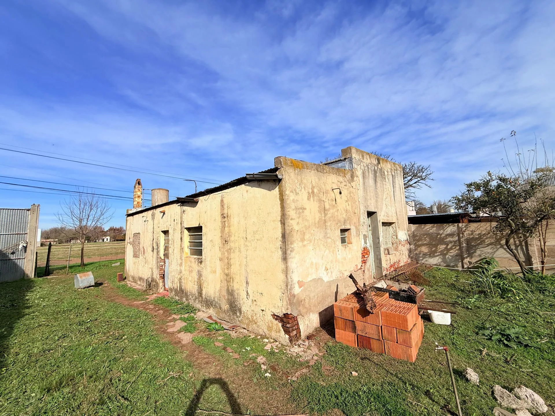 se vende casa a reciclar en San Eduardo foto 5