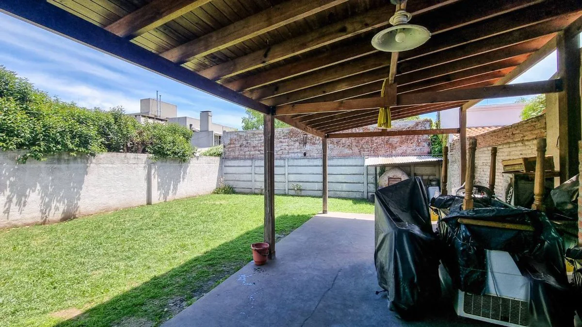 CASA 3 AMBIENTES VENTA LOBOS CON JARDIN Y QUINCHO foto 3