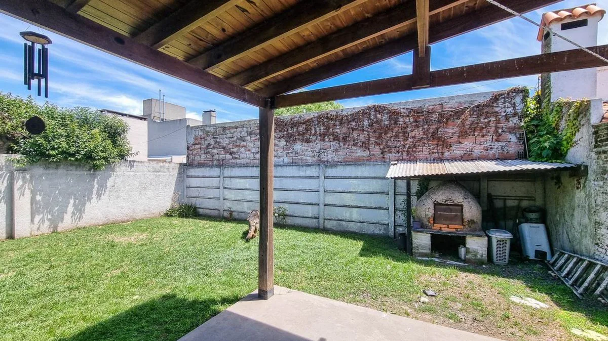CASA 3 AMBIENTES VENTA LOBOS CON JARDIN Y QUINCHO foto 4