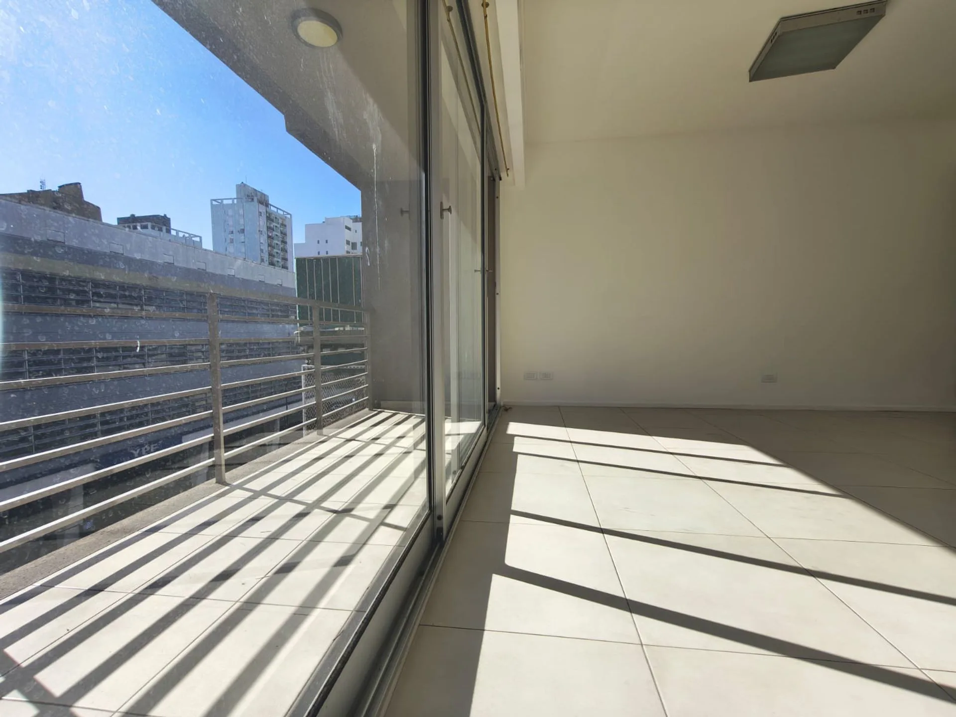 VENTA MONOAMBIENTE EN ALMAGRO LUMINOSO  CON BALCON foto 2