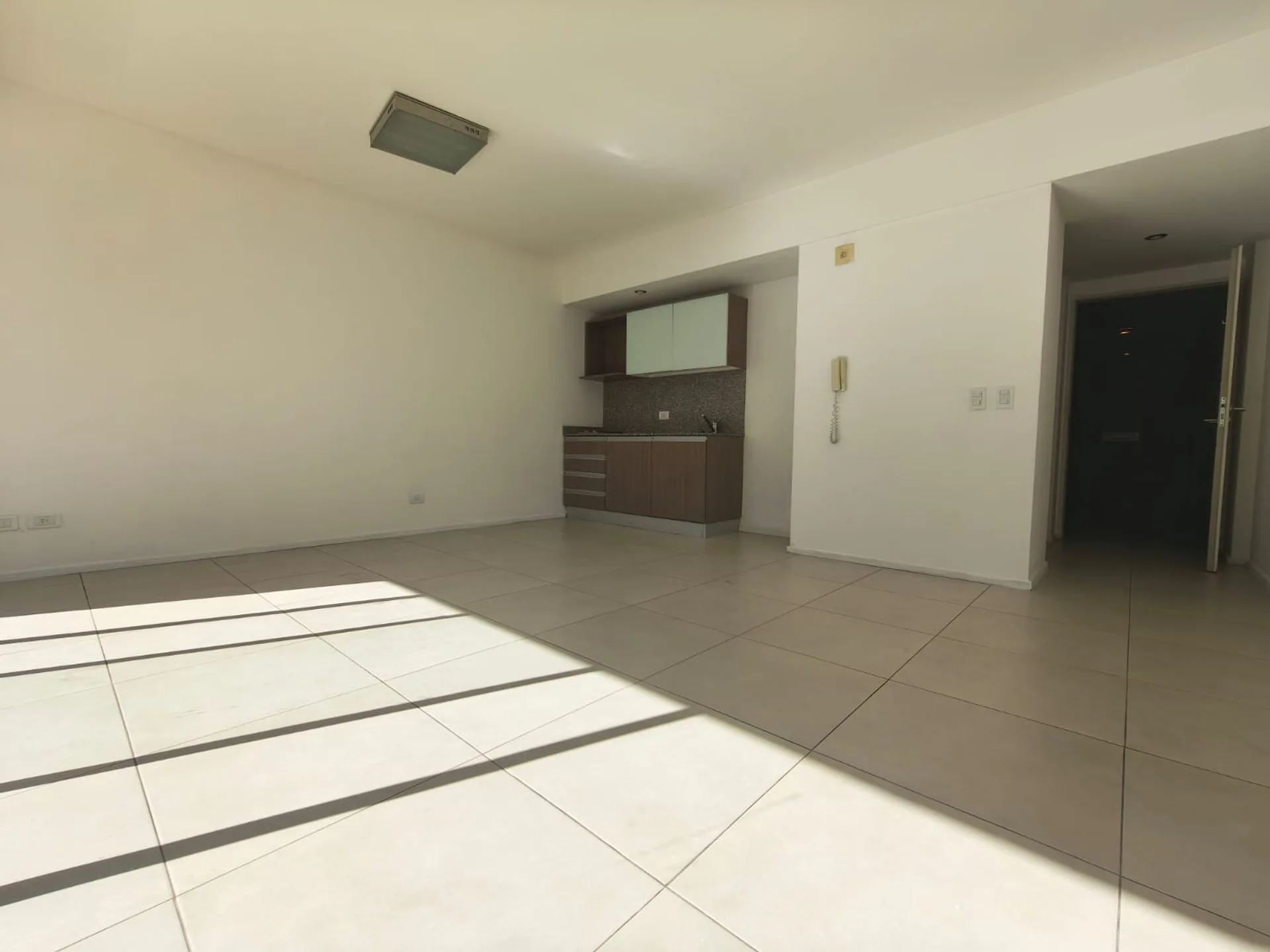VENTA MONOAMBIENTE EN ALMAGRO LUMINOSO  CON BALCON foto 4
