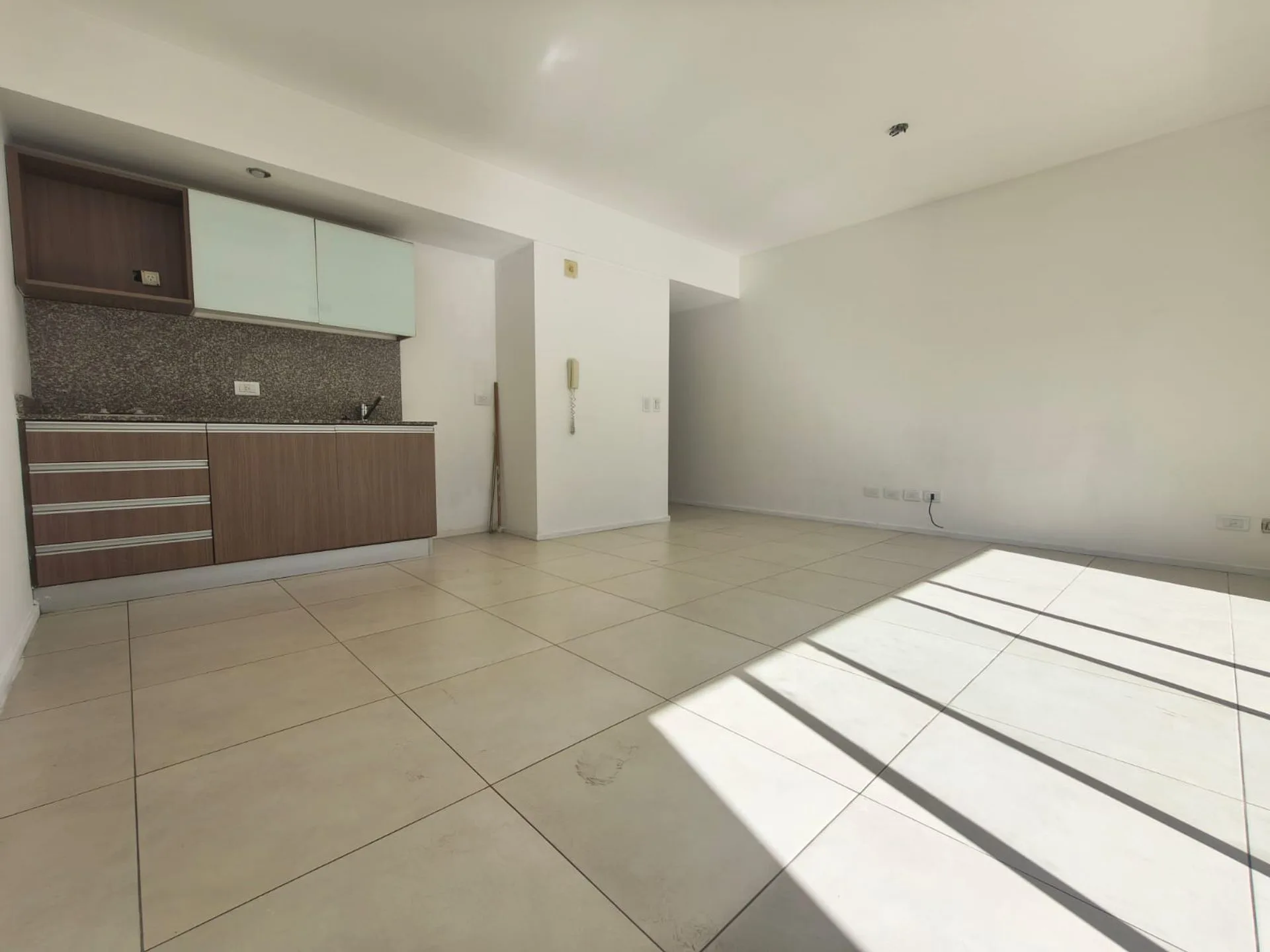VENTA MONOAMBIENTE EN ALMAGRO LUMINOSO  CON BALCON foto 5