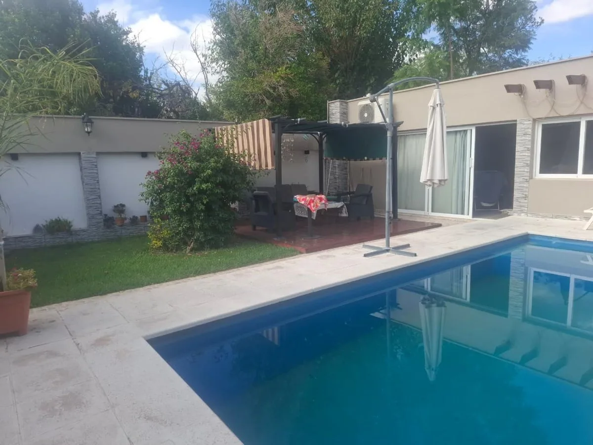 VENTA CASA CON QUINCHO Y PISCINA GUAYMALLEN foto 2