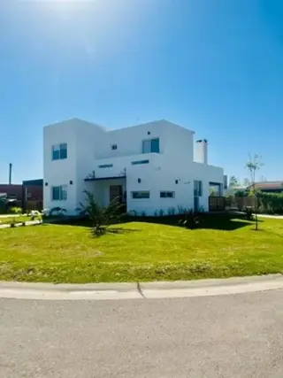 Se Vende Hermosa Casa en Barrio San Eduardo Pilar del Este Totalmente Equipada foto 1