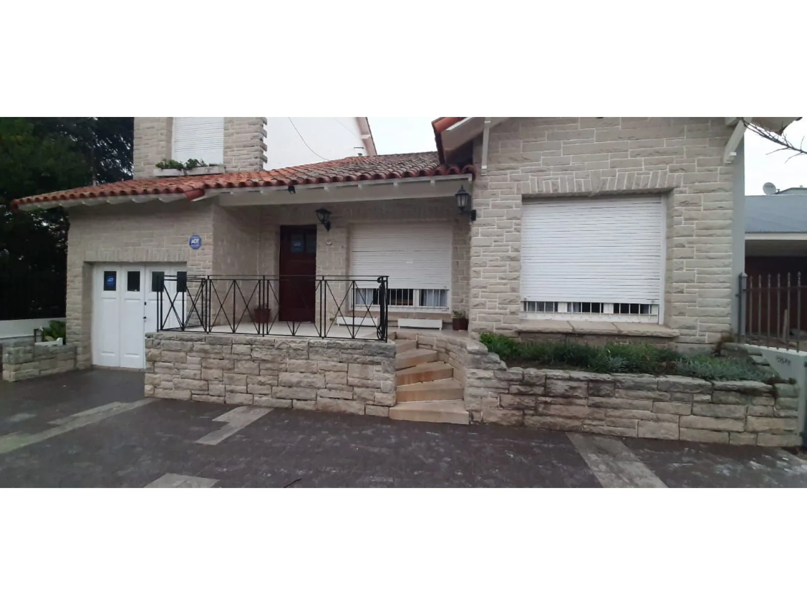 Alquiler temporario chalet 4 ambientes c/dependencia Miramar foto 2