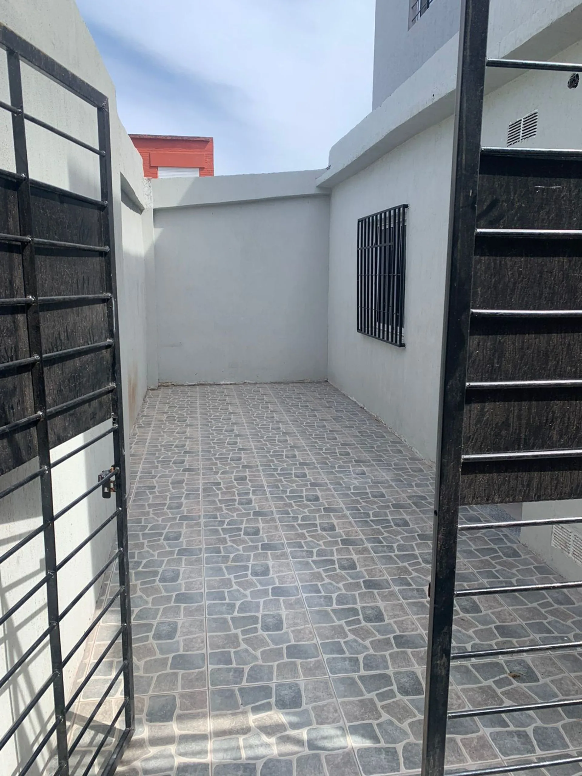 CASA EN VENTA 2 DORMITORIOS CON PATIO foto 3