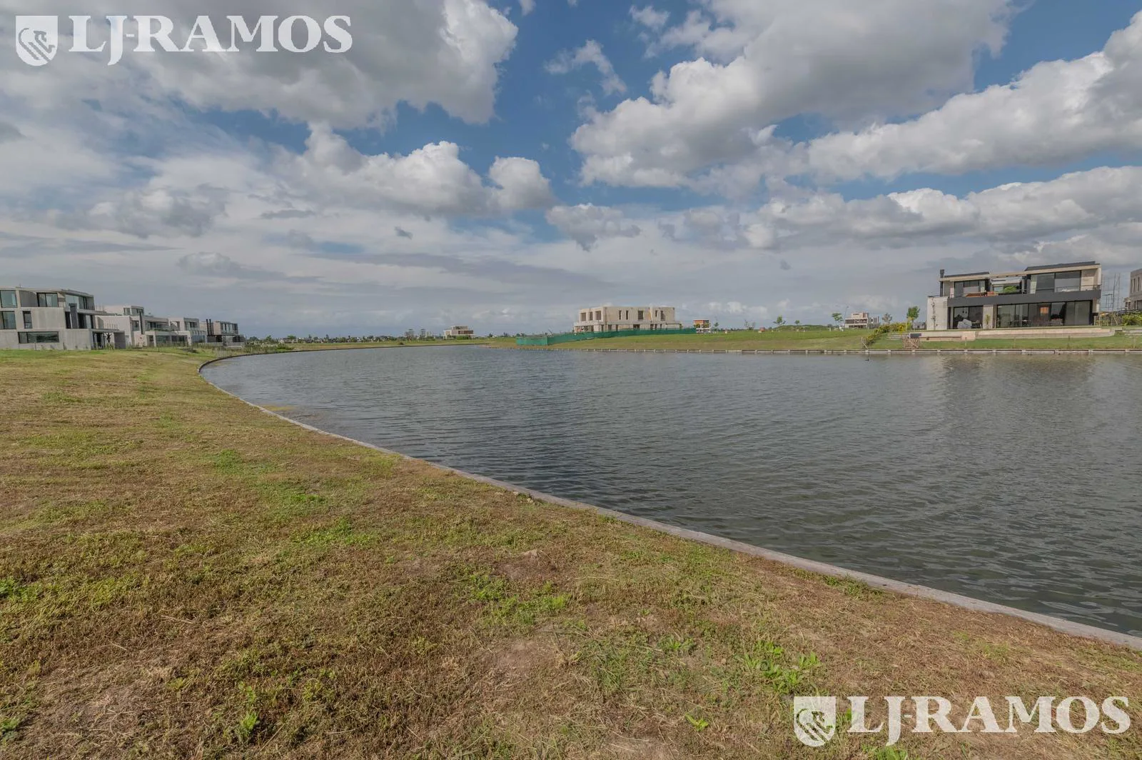 ESPECTACULAR LOTE  A LA LAGUNA en venta en el Barrio  Los Puentes - Nordelta foto 2