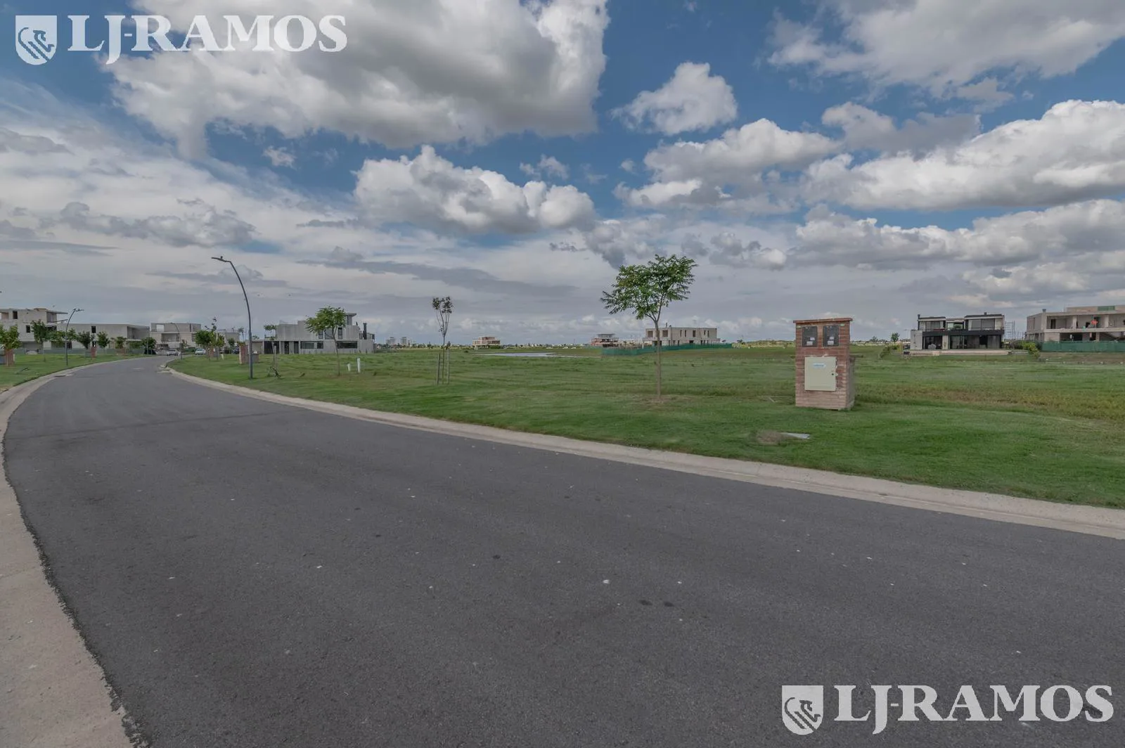 ESPECTACULAR LOTE  A LA LAGUNA en venta en el Barrio  Los Puentes - Nordelta foto 4
