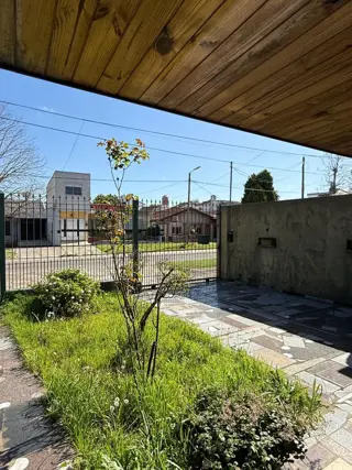CHALET 3 AMBIENTES CON FONDO. VENTA DIRECTA. APTO CREDITO. foto 4