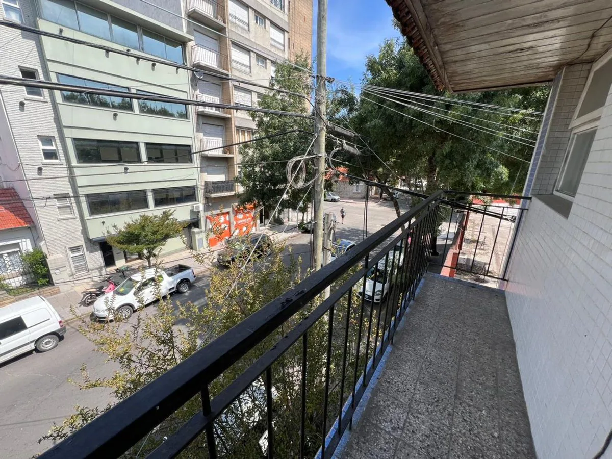 VENTA DEPTO TIPO DUPLEX 3 AMBIENTES LA PERLA foto 3