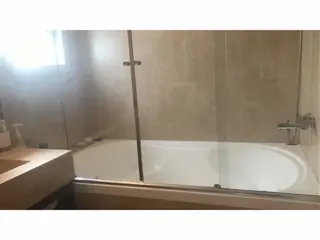 Hermoso Piso  de 4 amb. mas Dep. Scio. 2 cocheras 3 Balcones  Vista al rió foto 3
