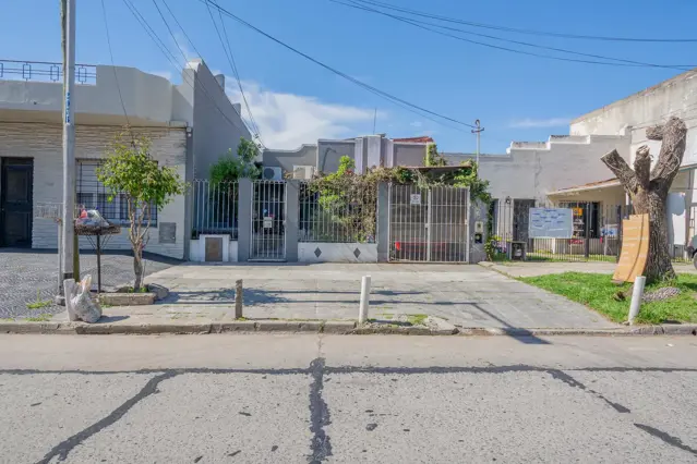Casa en venta. 5 ambientes en Sarandí.