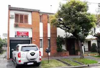 CASA DE 4 AMBIENTES CON PATIO Y COCHERA EN EXCELENTE ESTADO foto 1
