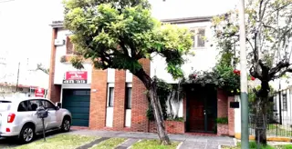 CASA DE 4 AMBIENTES CON PATIO Y COCHERA EN EXCELENTE ESTADO foto 2