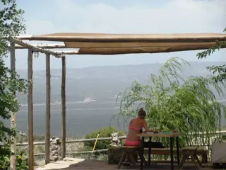 Hostería Ecológica dentro de un terreno de 6300 m2. Esta hostería a sido galardonada por su cuidado del medio ambiente, ya que se abastece con energía foto 1