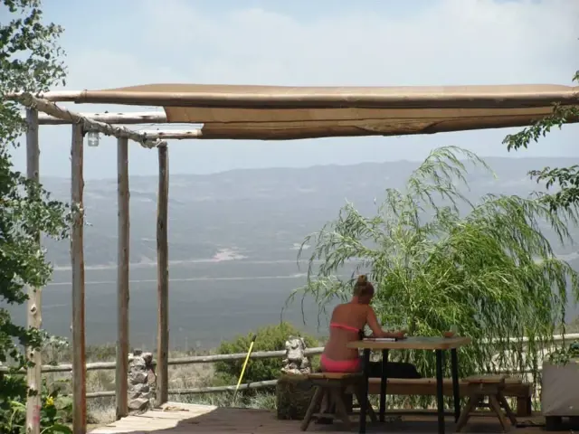 Hostería Ecológica dentro de un terreno de 6300 m2. Esta hostería a sido galardonada por su cuidado del medio ambiente, ya que se abastece con energía