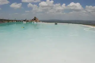 Hostería Ecológica dentro de un terreno de 6300 m2. Esta hostería a sido galardonada por su cuidado del medio ambiente, ya que se abastece con energía foto 2