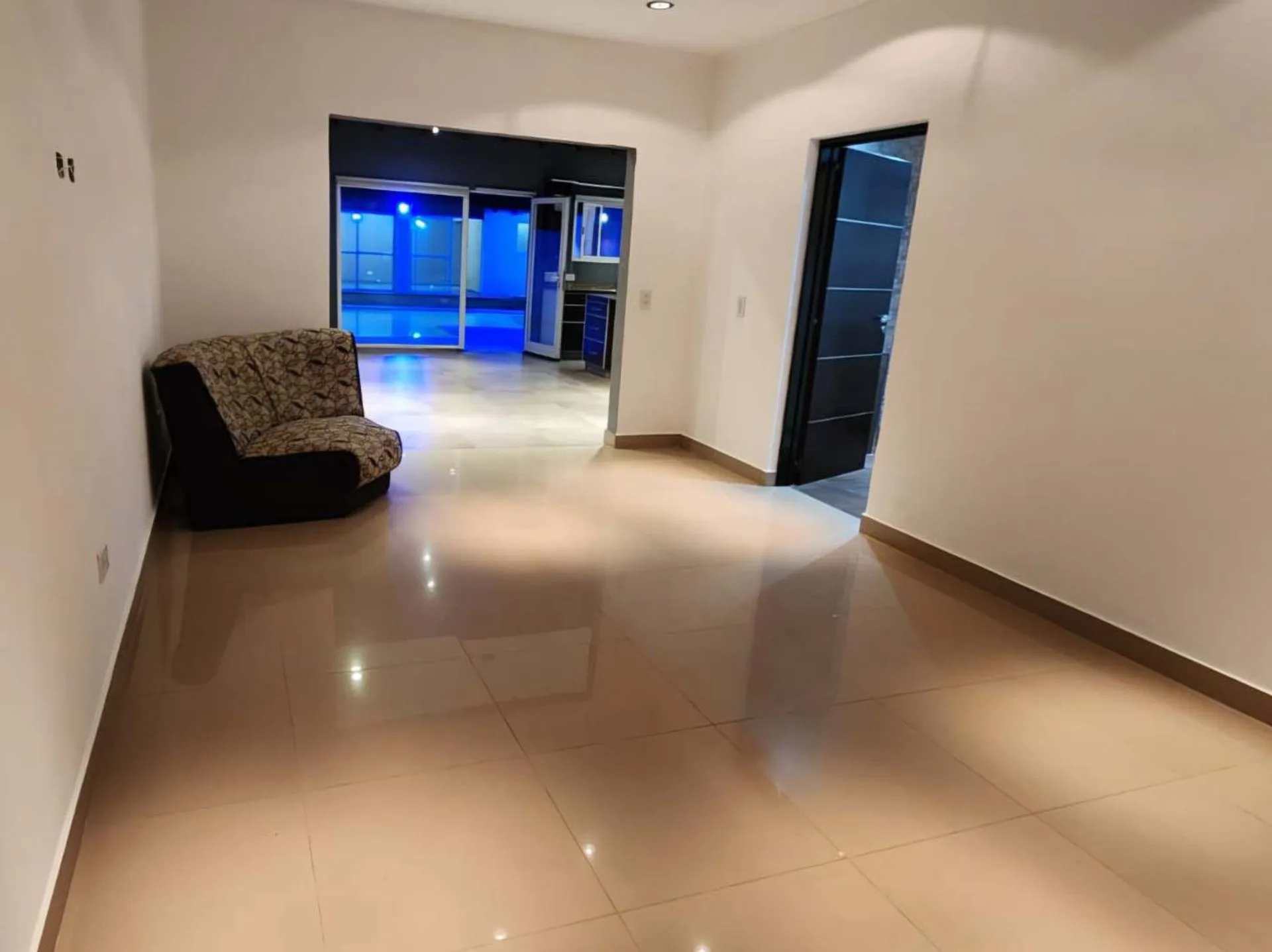 VENTA CASA 5 AMBIENTES CON PILETA QUINCHO MORON foto 3