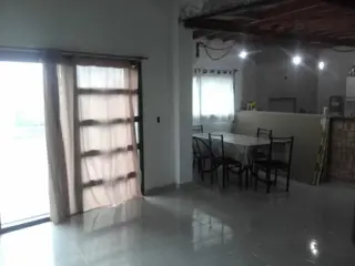 CASA CON JARDIN Y PILETA EN FRANCISCO ALVAREZ foto 5