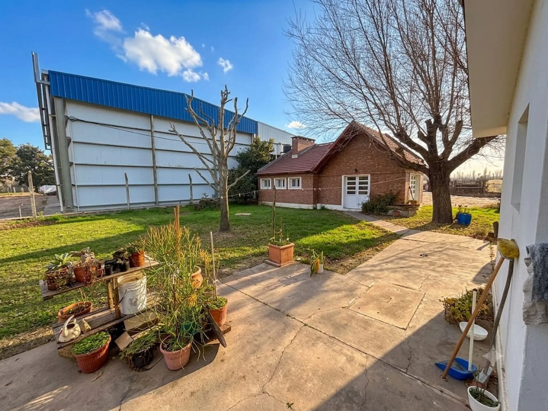 CASA CON AMPLIO TERRENO EN CORONDA foto 2