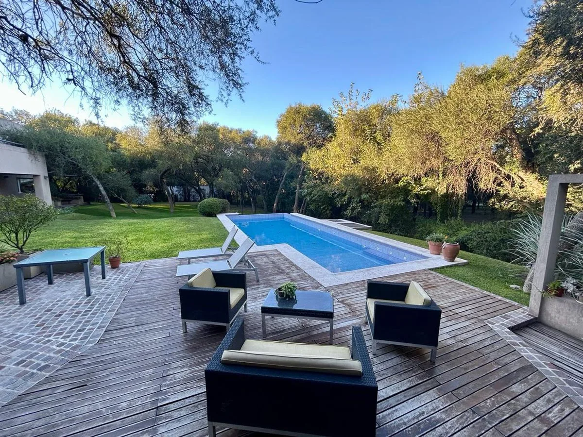 VENTA GRAN CASA COUNTRY EL BOSQUE RECIBE MENOR foto 2