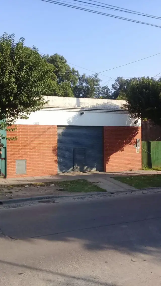 Local Comercial de 50 metros cuadrados con trifasica, a 500 metros de la Estacion de Grand Bourg y de la Estacion d trenes