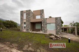 Casa a estrenar en el Country Las Cascadas, Carpintería (muy cerca de la famosa Villa de Merlo). foto 1