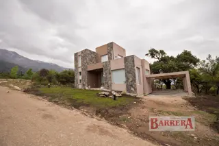 Casa a estrenar en el Country Las Cascadas, Carpintería (muy cerca de la famosa Villa de Merlo). foto 2