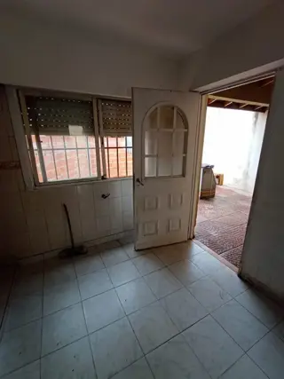 Casa con depto a reciclar foto 3