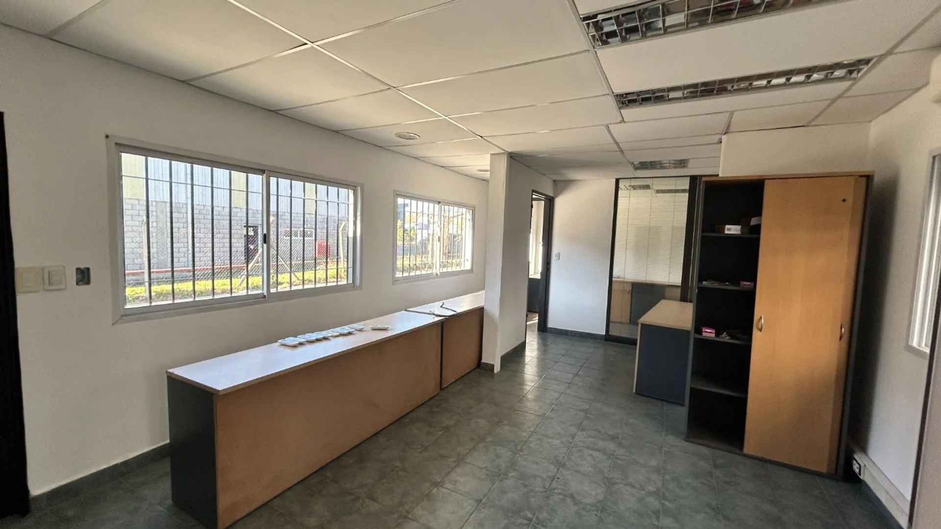 DEPÓSITO, GALPÓN, EN ALQUILER BURZACO, 1000M2 foto 5
