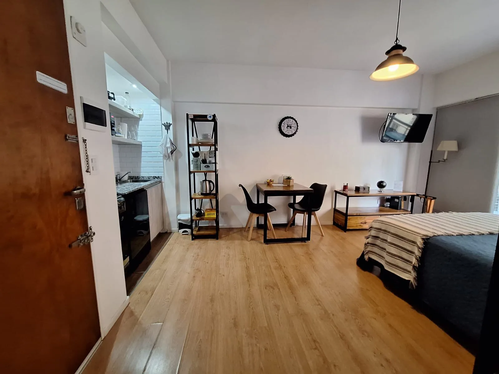 Barrio Norte, Uruguay y M.T.de Alvear, 1 amb, 35m2, u$s 450 + expensas ( $200,000) + servicios. 12-10-26 foto 3