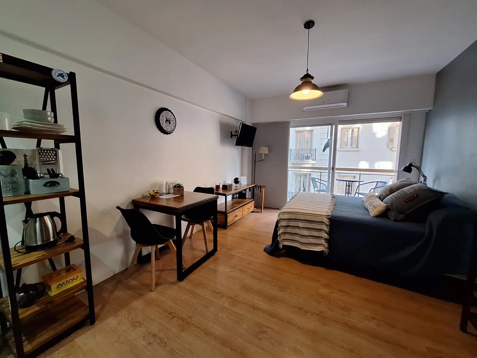 Barrio Norte, Uruguay y M.T.de Alvear, 1 amb, 35m2, u$s 450 + expensas ( $200,000) + servicios. 12-10-26 foto 4