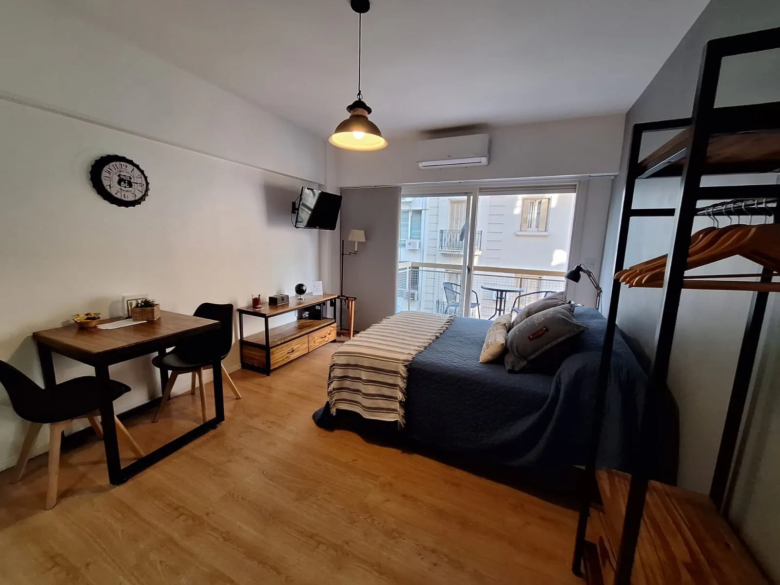 Barrio Norte, Uruguay y M.T.de Alvear, 1 amb, 35m2, u$s 450 + expensas ( $200,000) + servicios. 12-10-26 foto 5