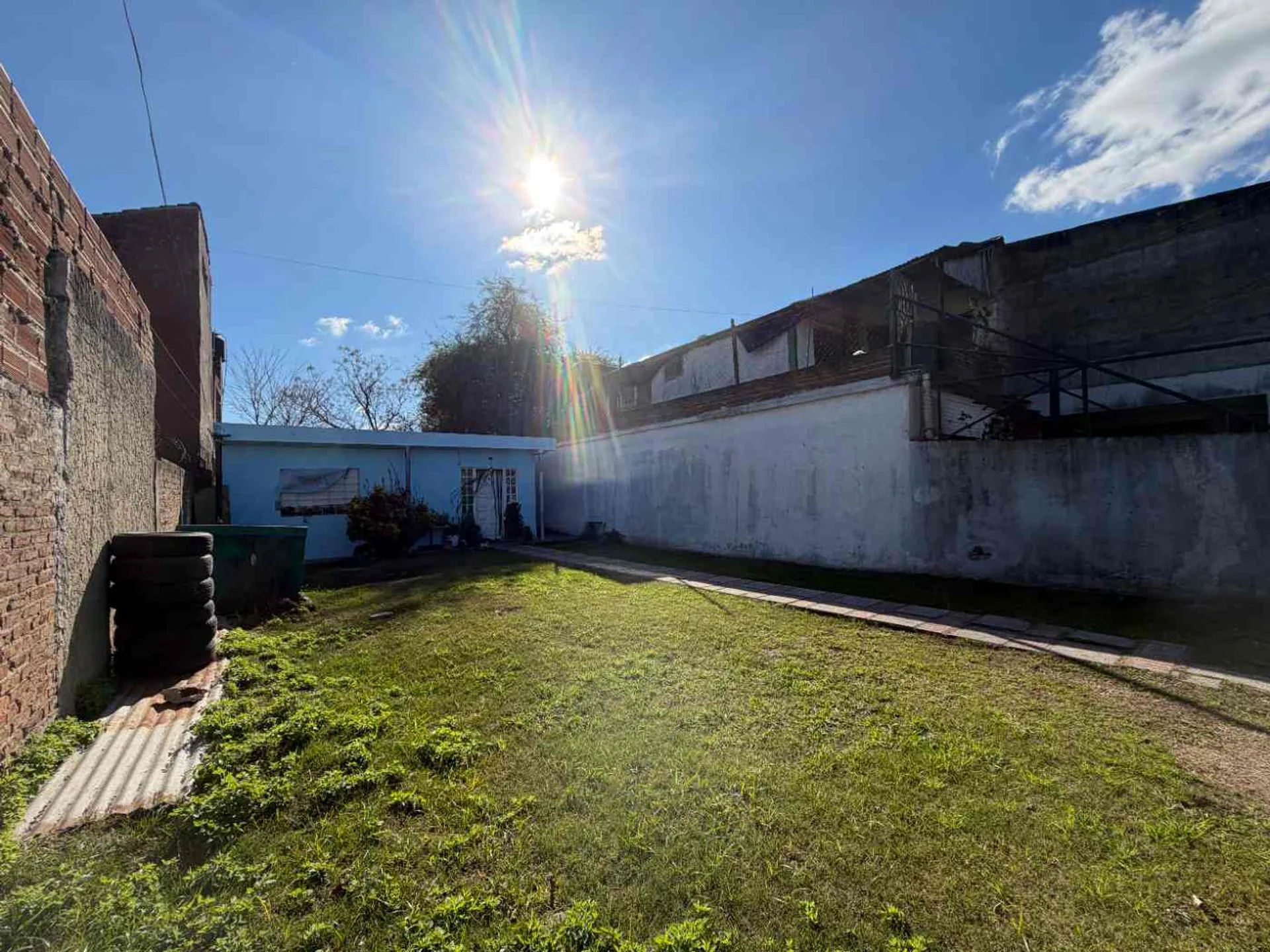 VENTA TERRENO C/CASA A REFACCIONAR RAFAEL CALZADA foto 3