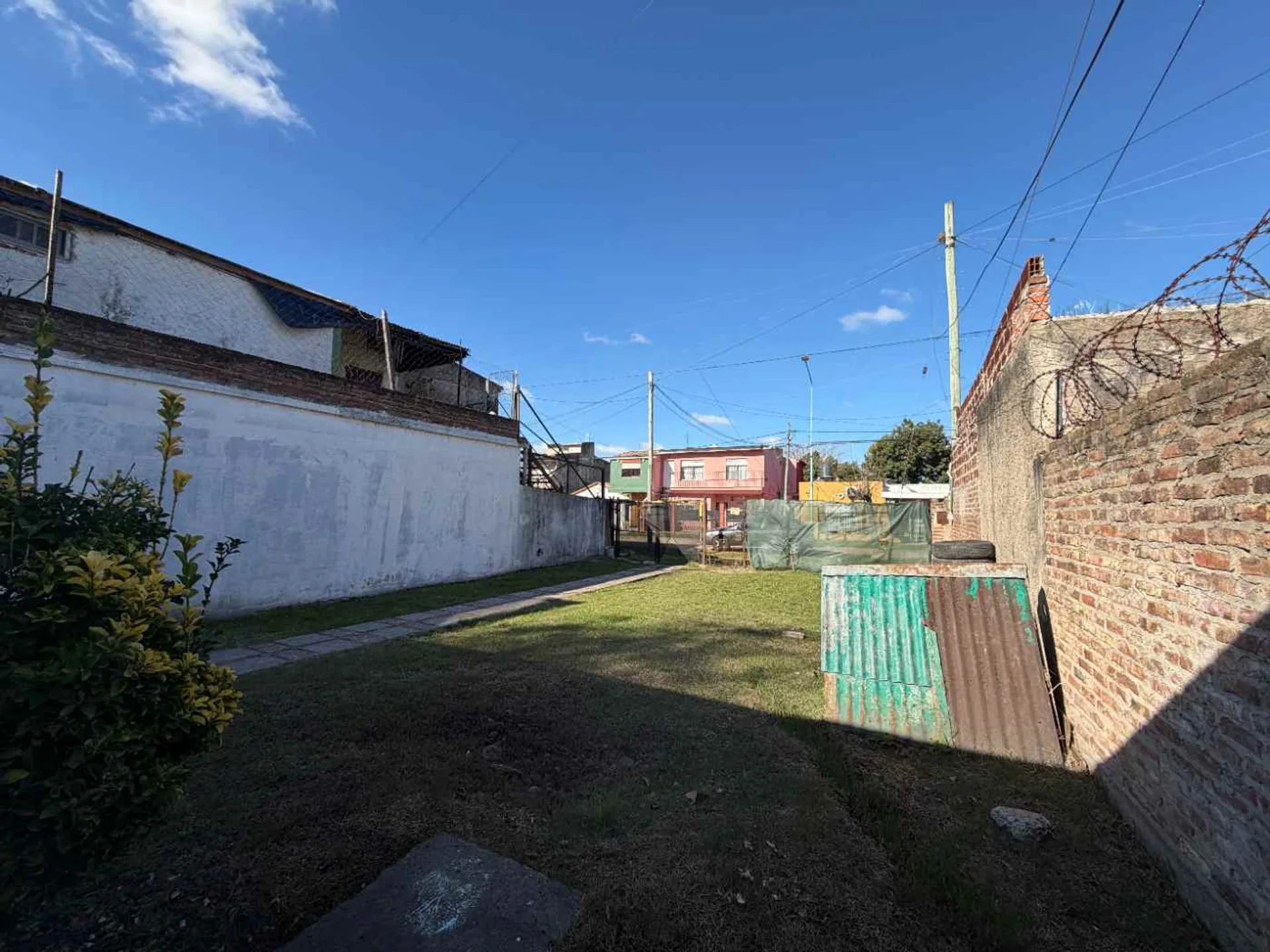 VENTA TERRENO C/CASA A REFACCIONAR RAFAEL CALZADA foto 5