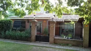 AMPLIA CASA 4 DORMITORIOS. PISCINA. JARDÍN. FUNES foto 1