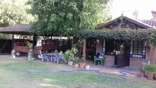 AMPLIA CASA 4 DORMITORIOS. PISCINA. JARDÍN. FUNES foto 3