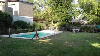AMPLIA CASA 4 DORMITORIOS. PISCINA. JARDÍN. FUNES foto 4