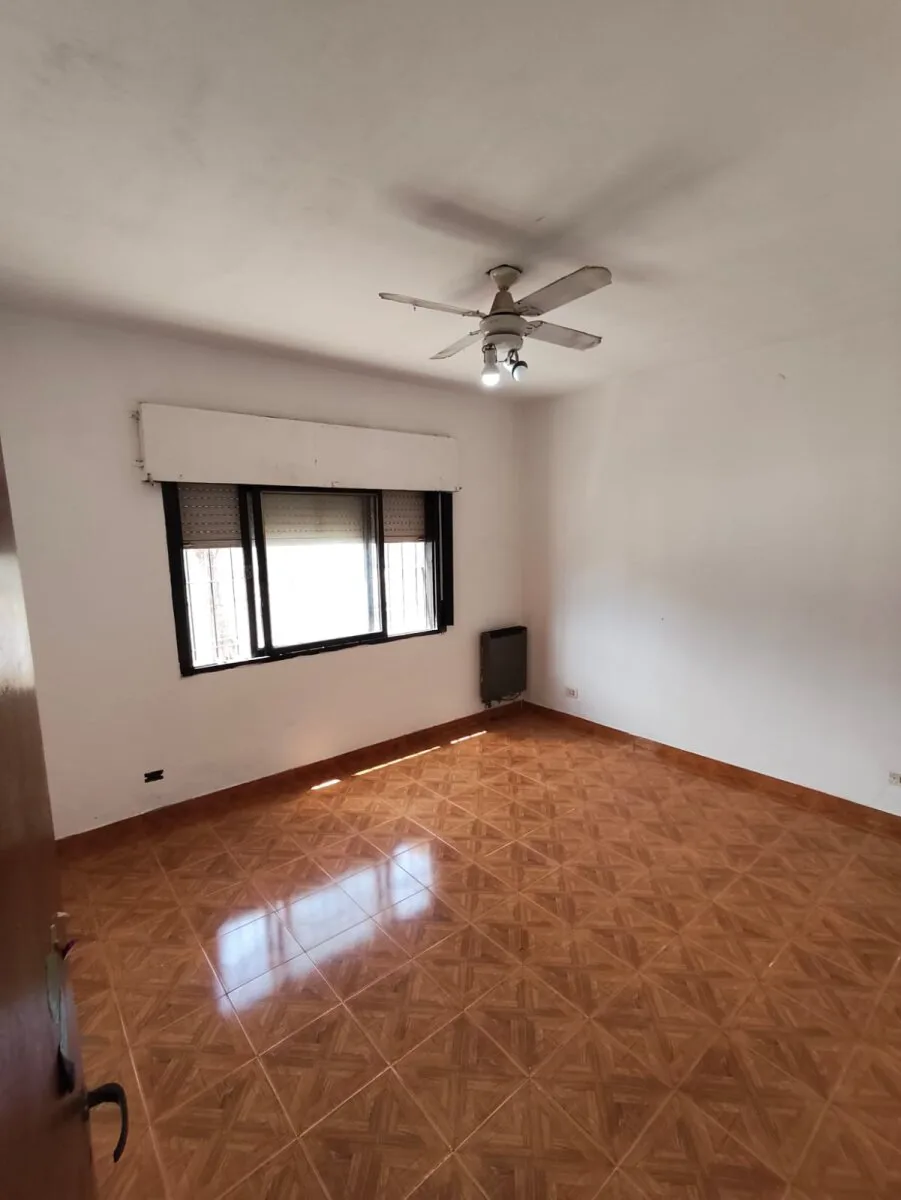 Casa en venta en Castelar, 4 ambientes, 200 m² foto 4