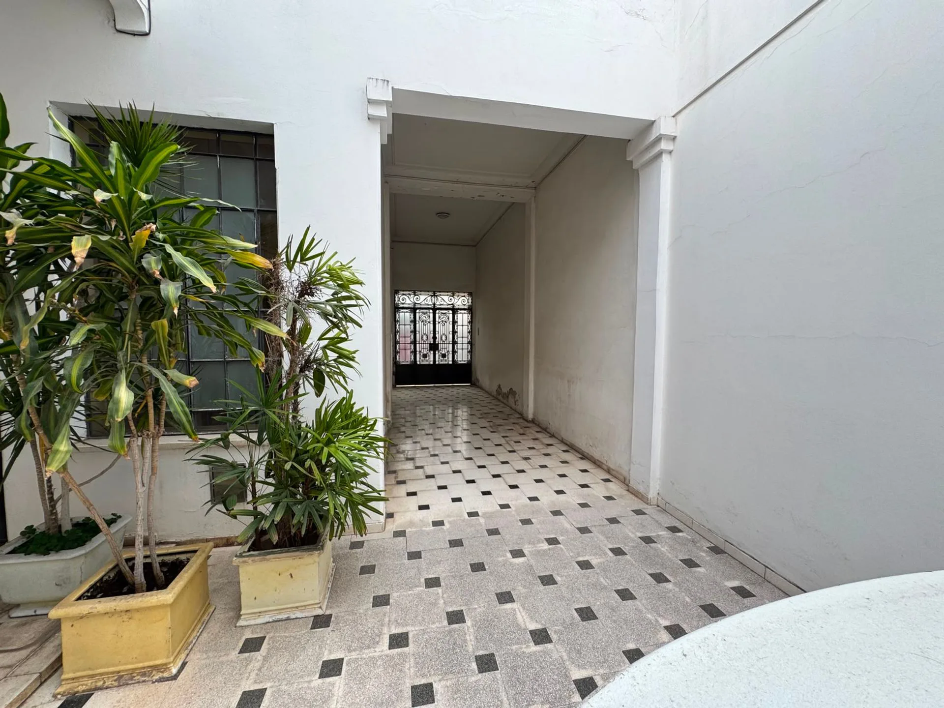 Venta de Casa de categoría a metros de calle Roca foto 2