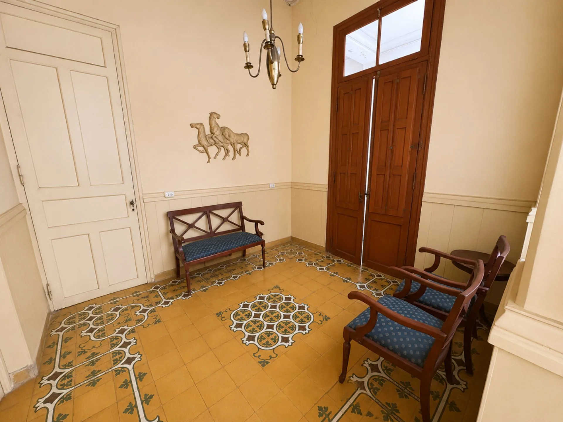 Venta de Casa de categoría a metros de calle Roca foto 3